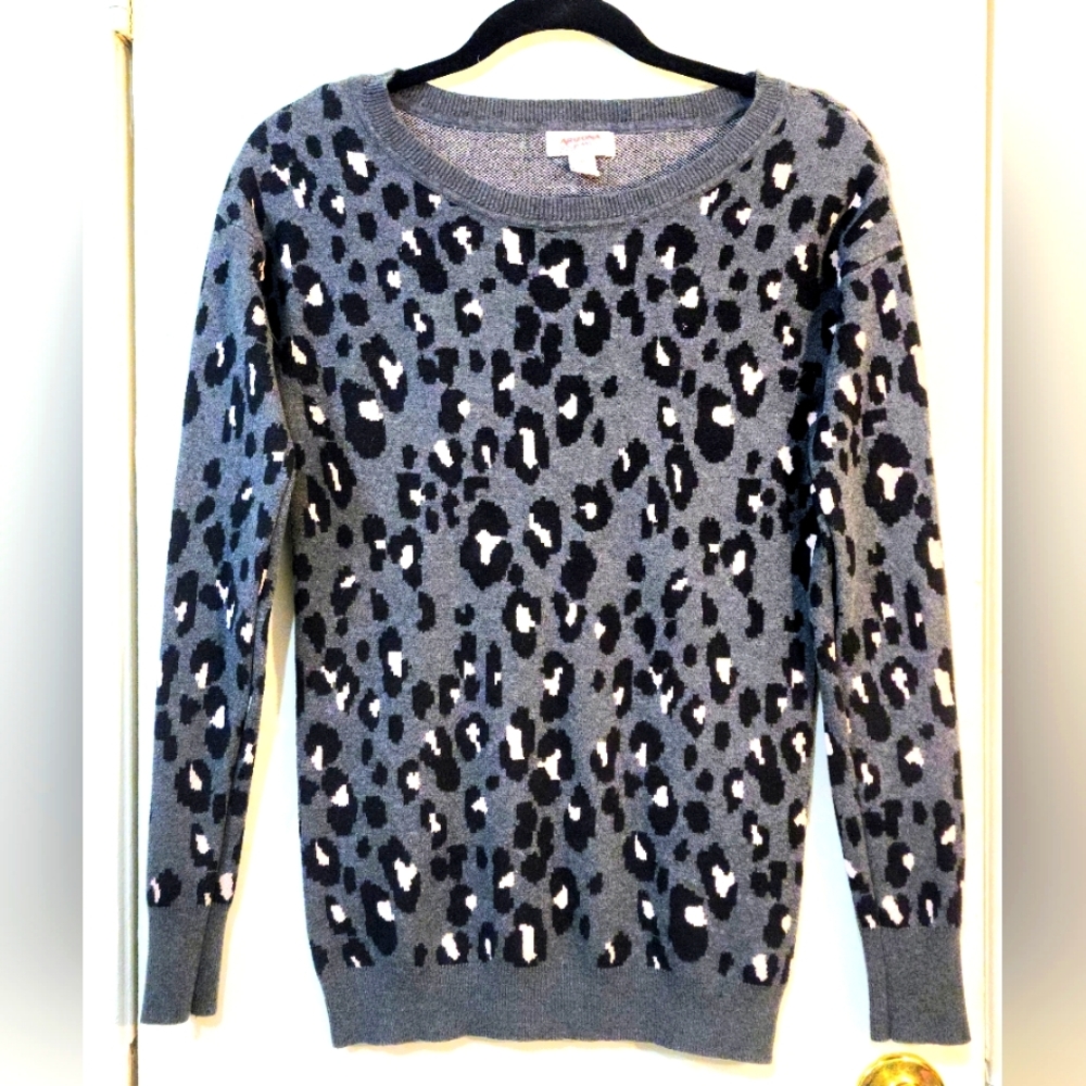 Arizona Jeans Co. sizeM Gray Leopard  Print Crew Neck Sweater light weight warm